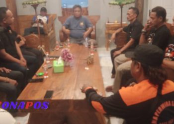Sriyono selaku Ketua Ormas Squad Nusantara DPC Kota Semarang saat memberikan arahan kepada para anggota di pendopo, Minggu (5/5/24)