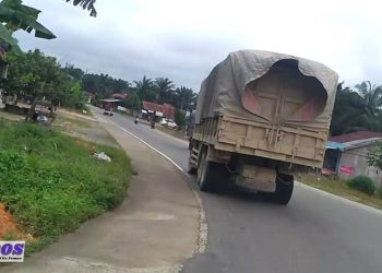 Truk Batu Bara Melintas Pagi Di Desa Pematang Pauh